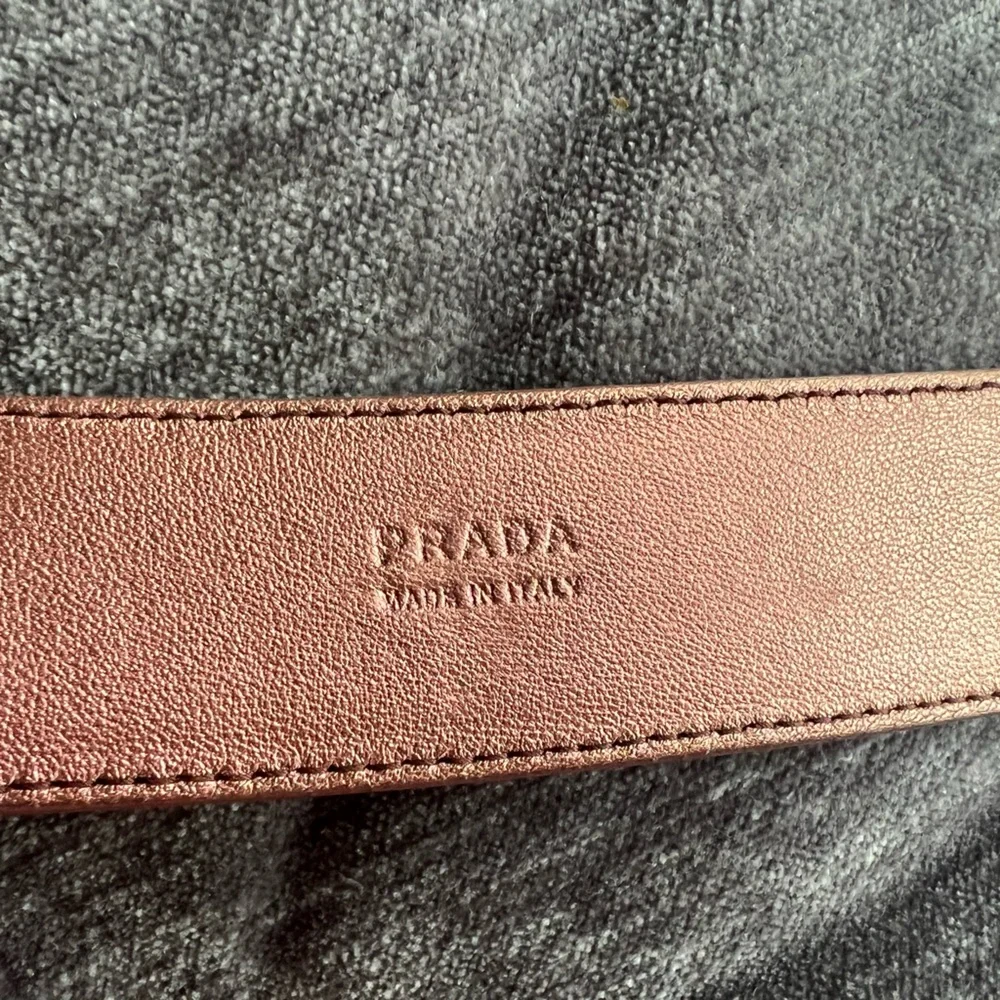 Auth. PRADA metallic dust pink leather belt with stone buckle, new without tags - Picture 4 of 13